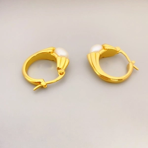 Orecchini a cerchio placcati oro 18 carats con perla bianca e scanalature radiali