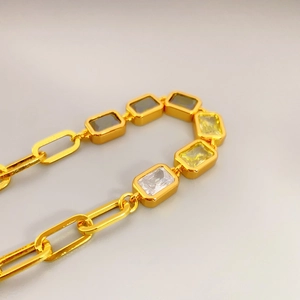 Bracelet plaqué or 18K avec cristaux colorés rectangulaires et chaîne grecque