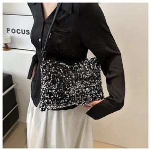 Détail d'un sac à bandoulière chic à paillettes noires avec bandoulière en cuir