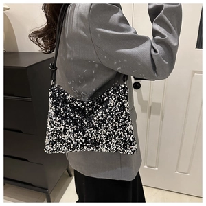 Gros plan détaillé d'un sac à bandoulière à paillettes noir et blanc sur un mannequin