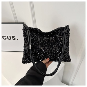 Détail d'un sac à bandoulière chic à paillettes noires avec une texture brillante