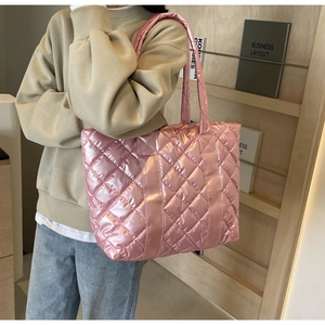 Sac fourre-tout matelassé en nylon rose métallisé avec détails de surpiqûres