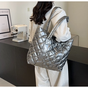 Détail du grand sac cabas argenté matelassé avec motif à carreaux et larges anses