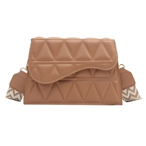 Borsa a tracolla trapuntata caramello con patta a onde e tracolla larga