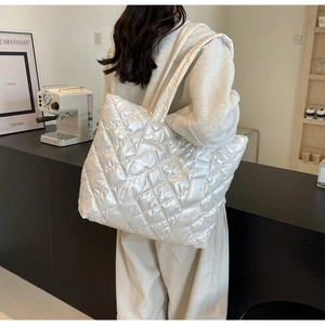 Sac fourre-tout matelassé blanc perle avec motifs en losange et style bouffant moderne