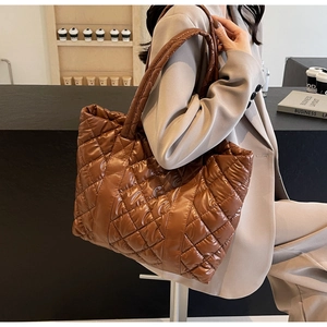 Détail d'un sac cabas matelassé marron montrant sa grande capacité et sa texture douce