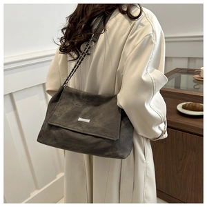 Vintage dunkelgraue Wildleder-Einkaufstasche mit Metallkette und dezentem Silber-Logo