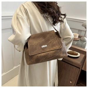 Retro brown large capacity tote bag with vintage chain strap and metallic brand plaque