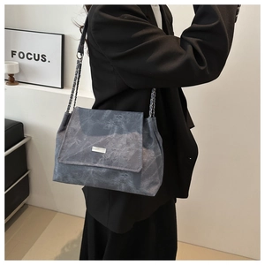 Detail der grauen PU-Tasche mit Marmor-Textur und Schulterriemen aus silberner Kette