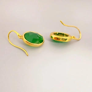 Eleganti orecchini in oro con ciondoli ovali in calcedonio verde smeraldo