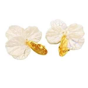 Fashionable white resin shell earrings with matte gold metal accents and 925 silver pins