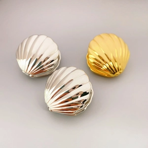 Pendientes de Botón de Latón Estilo Francés Chapado en Oro de 18K Forma de Concha Marina Joyería de Oreja de Diseño de Nicho