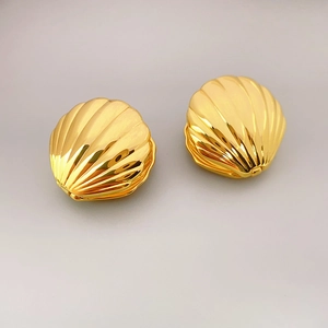 Pendientes dorados en forma de concha con textura radial pulida y estilo minimalista
