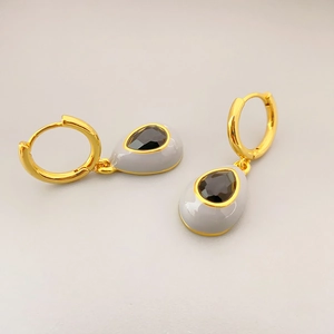 Elegante goldene Tropfenohrringe mit grauem Emaille und schwarzem Schmuckstein