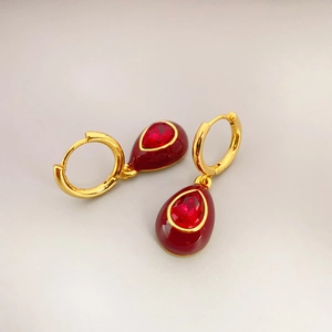 Elegante goldene Tropfenohrringe mit rotem Emaille und tropfenförmigen Zirkonia