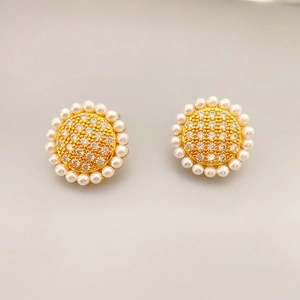 Boucles d'oreilles fleur de style français avec dorure, zircons et perles blanches