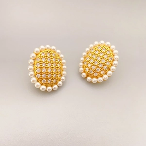 Boucles d'oreilles ovales élégantes avec zircons et perles sur monture dorée