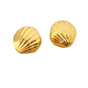 Elegantes pendientes de concha dorada de doble cara con acabado metálico pulido y textura