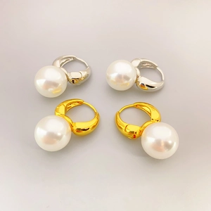 Boucles d'Oreilles Créoles Élégantes en Laiton Plaqué Or 18K Avec Grandes Künstliche Perles Blanches Rondes Bijoux Minimalistes à la Mode Pour Femmes Accessoire Bureau Quotidien