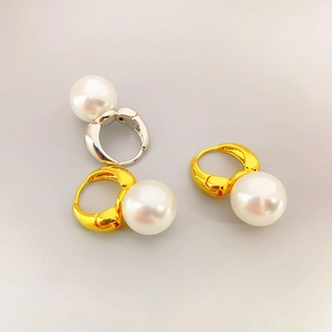 Boucles d'oreilles élégantes en laiton doré avec de grandes perles rondes brillantes