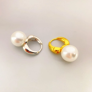 Boucles d'oreilles minimalistes en laiton doré et argenté avec grandes perles rondes