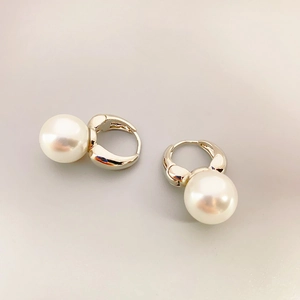 Boucles d'oreilles créoles dorées en laiton avec perles blanches nacrées pour femmes