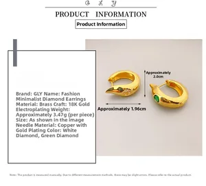 Détail de boucles d'oreilles en laiton doré avec zircons verts et dimensions précises