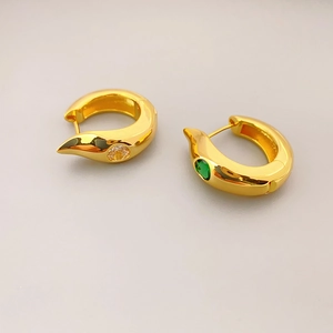 Boucles d'oreilles créoles dorées avec zircons asymétriques verts et blancs élégants