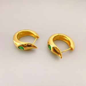 Boucles d'oreilles créoles dorées avec pierres vert émeraude au design minimaliste