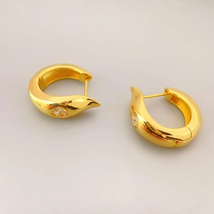 Boucles d'oreilles créoles larges dorées avec diamant central brillant pour femme