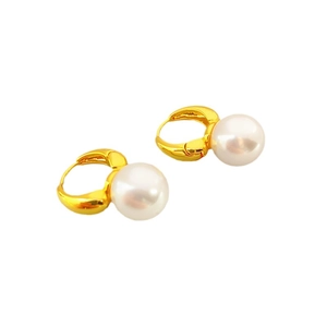 Boucles d'oreilles créoles dorées avec perles blanches sur fond blanc minimaliste