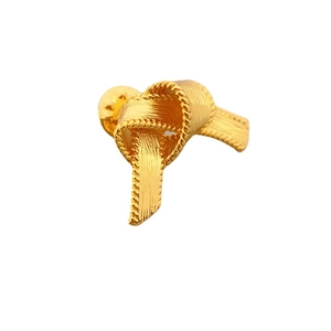 Elegante spilla a nodo in ottone placcato oro 18K con texture in metallo spazzolato