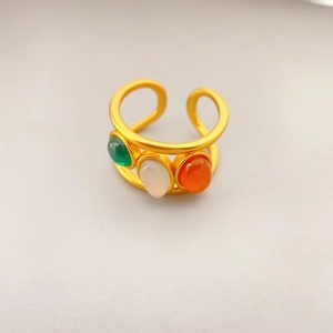 Verstellbarer matter Goldring mit ovalem Smaragd-, Opal- und Karneol-Besatz