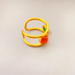 Verstellbarer matter Goldring mit bunten roten, grünen und rosa Achatsteinen besetzt