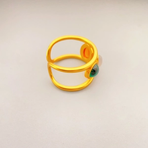 Luxuriöser mattgoldener offener Ring mit doppeltem Hohlband und roten sowie grünen Achaten