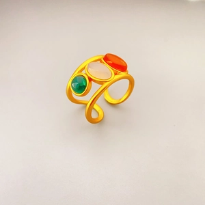 Details des verstellbaren matten Goldrings mit grünen, weißen und orangefarbenen Achaten