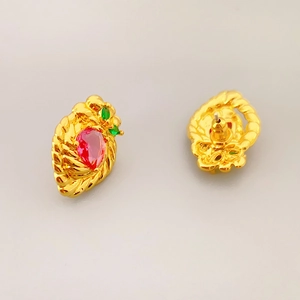 Goldene Insekten-Ohrstecker mit rosa Tropfen-Edelstein und grünen Akzenten für Damen