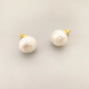 Minimalistische 925 Silber Perlenohrringe mit strukturierter Oberfläche und Goldfassung