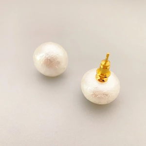 Elegante Perlenohrstecker mit strukturierter Oberfläche und 925er Silbernadel in Gold