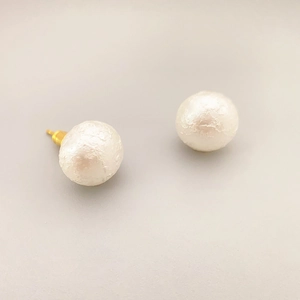 Minimalistische weiße strukturierte Kugelohrringe mit Goldstiften für einen modernen Look
