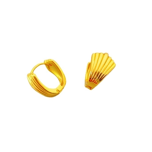 Elegante muschelförmige Messingohrringe mit 14k Vergoldung auf weißem Hintergrund