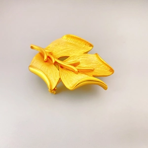 Vintage 18K Gold Plated Brass Leaf Brooch For Women Elegant Brushed Metal Foliage Pin Wedding Banquet Jewelry Gift