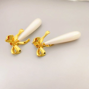 Eleganti orecchini a fiocco dorato con lunghi pendenti di perle in stile chic francese