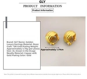 Vue détaillée de boucles d'oreilles en laiton doré 18K avec accents de perles
