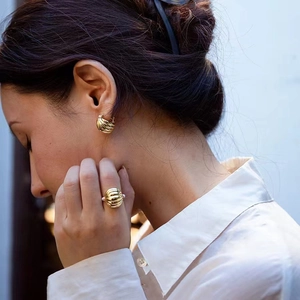Parure boucles d'oreilles et bague en laiton plaqué or 18K avec perles sur modèle