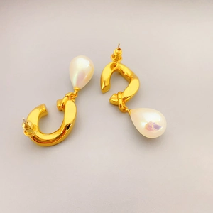 Boucles d'oreilles dorées avec métal torsadé en C et perles en forme de larme