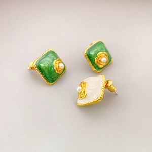 Orecchini a fiore quadrati con smalto verde e bianco e perle in cornice dorata vintage
