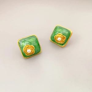 Orecchini quadrati vintage in smalto verde con fiori e perle in stile retrò