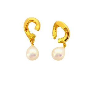 Élégantes boucles d'oreilles dorées avec métal torsadé et perles blanches en forme de goutte