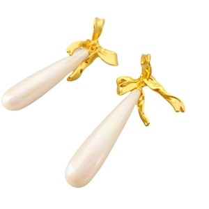 Eleganti orecchini lunghi a fiocco dorato con pendenti di perle in stile moderno